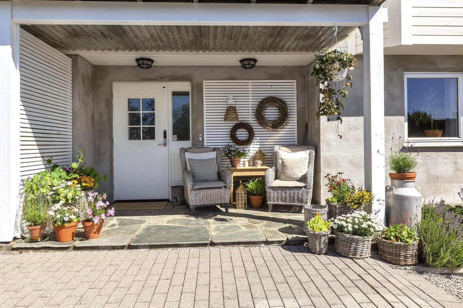 Et overbygget inngangsparti ønsker velkommen inn i boligen. Galleribilde