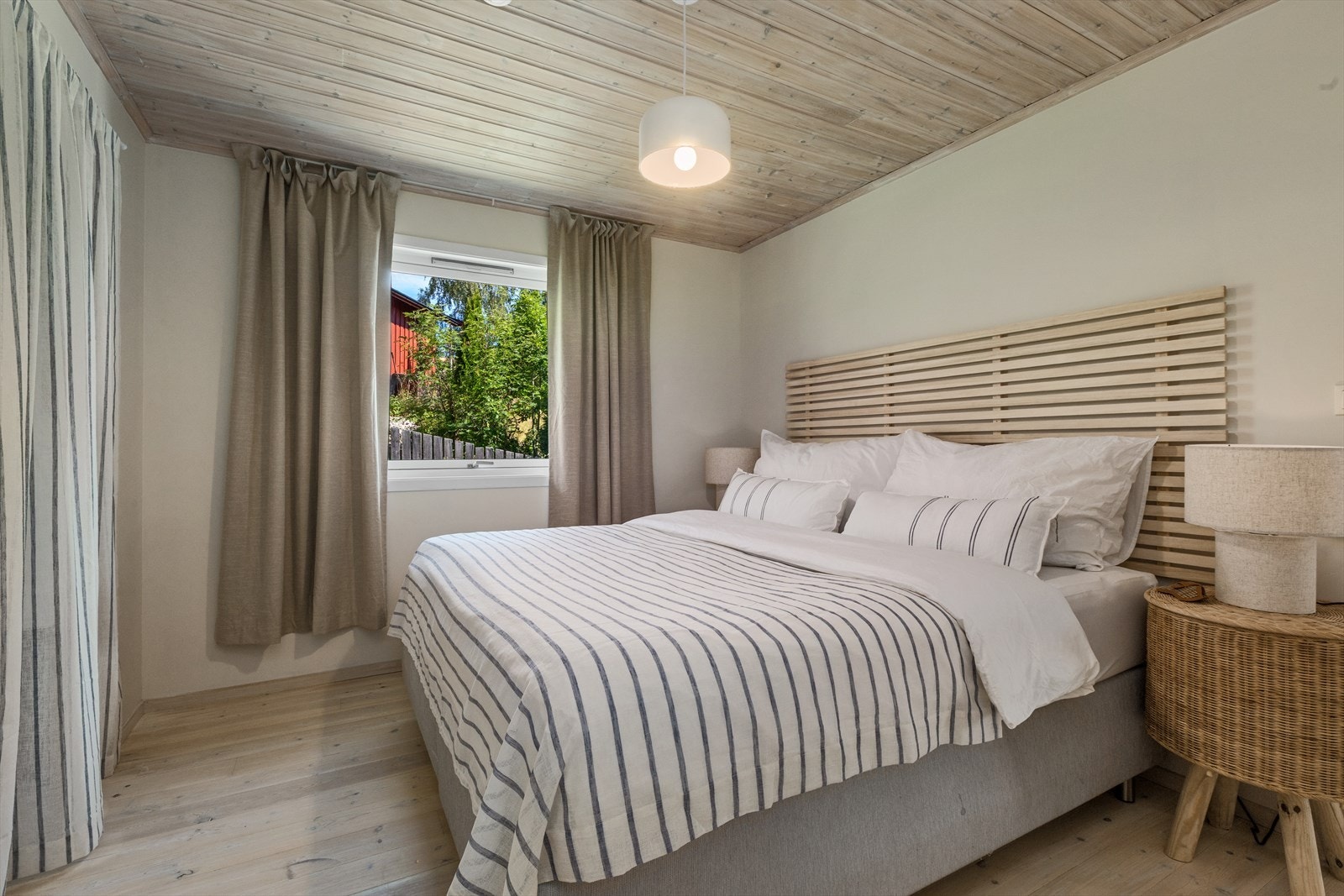 Taket på soverommet er behandlet med panellakk, i likhet med de fleste tak i boligen. Galleribilde