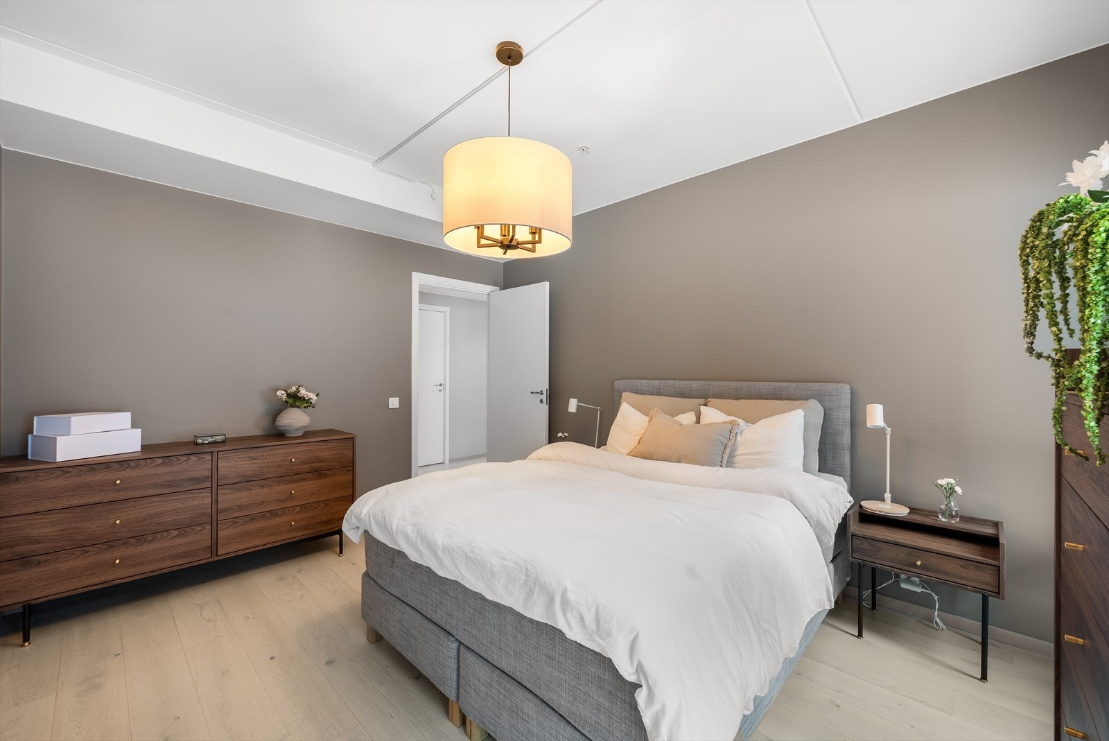 Det romslige hovedsoverommet har god plass til dobbeltseng og tilhørende møblement. Galleribilde