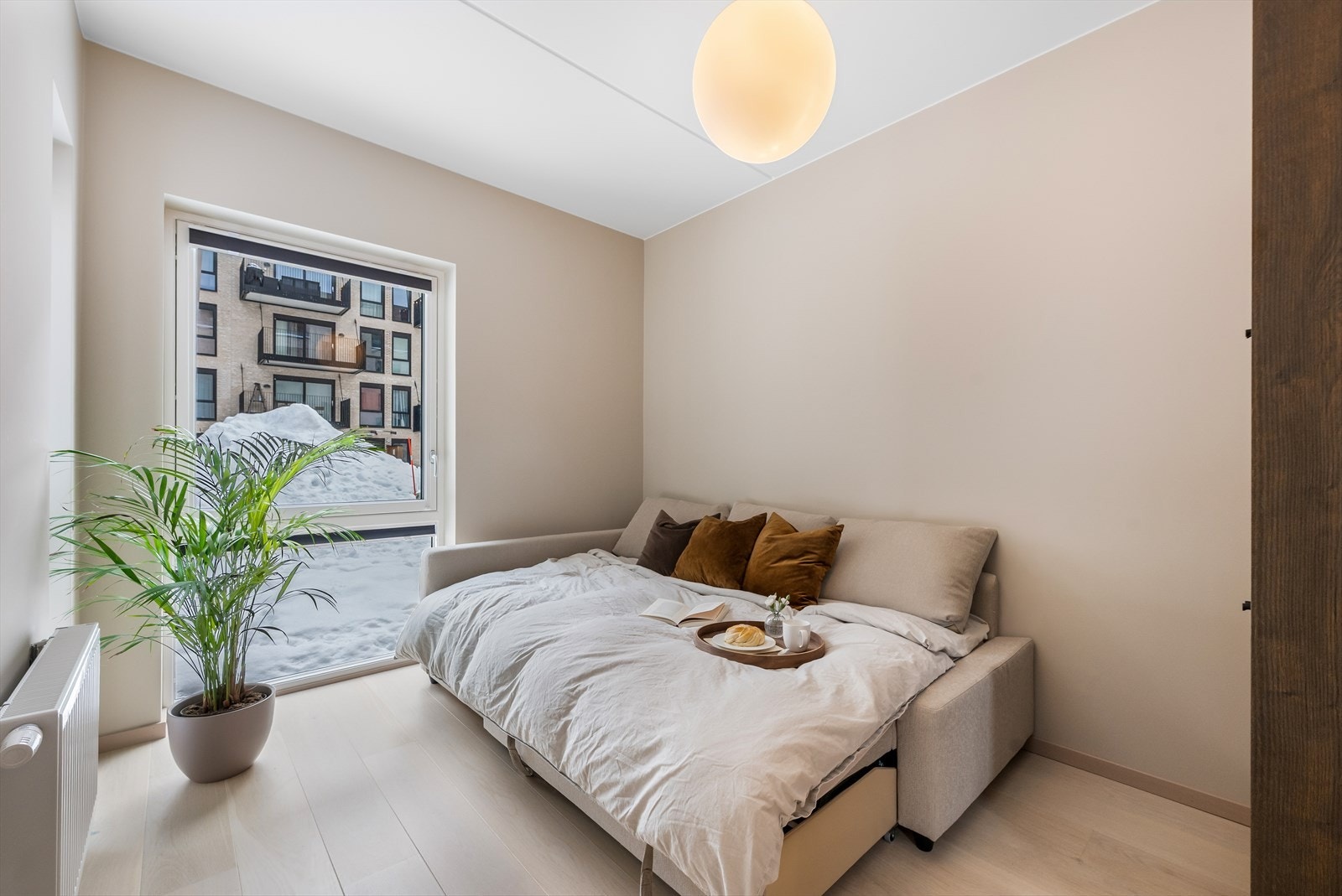 Rommet har parkett på gulv og malte flater, samt vinduer med 3-lags glass. Galleribilde