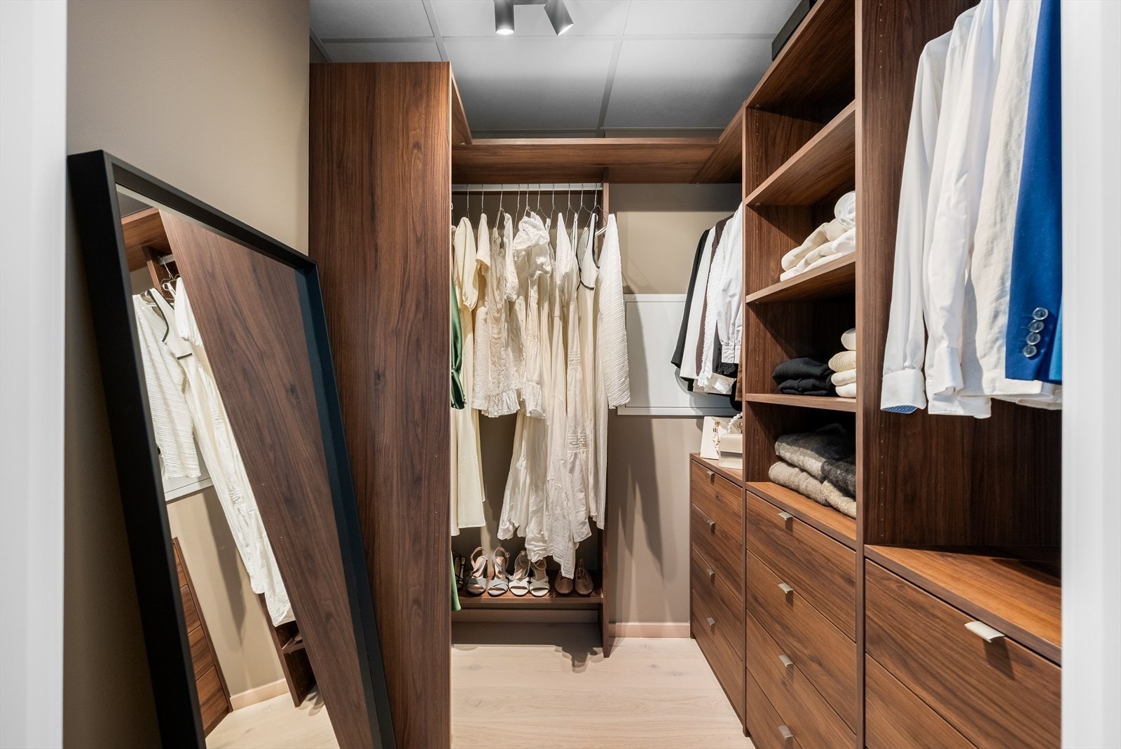 Garderoben er innredet med hyller, skuffer og oppheng for effektiv organisering. Galleribilde