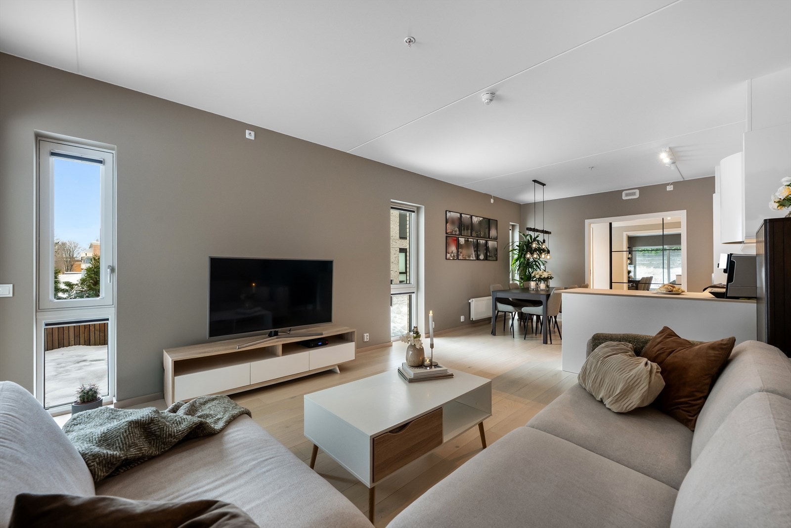 Utsyn fra stuen mot spiseplassen og kjøkkenet. Galleribilde