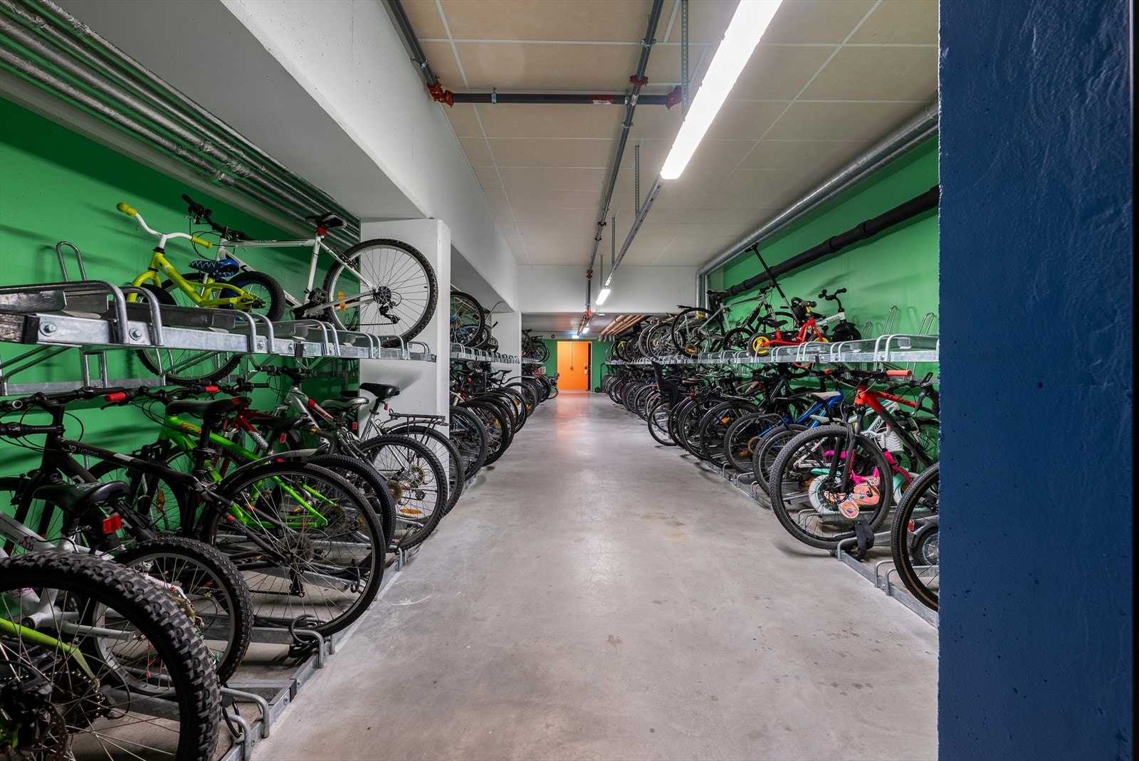 Sameiet har felles sykkelparkering og en ekstern bod på 6 m² i kjelleren. Galleribilde