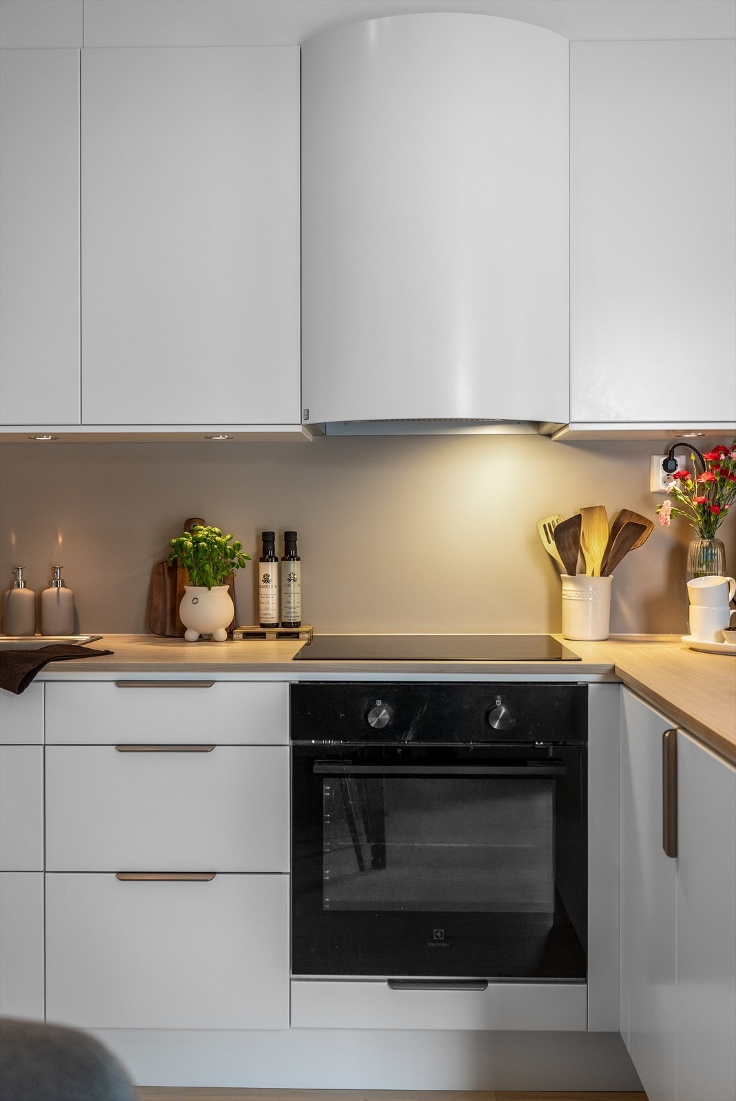 Kjøkkenet er utstyrt med integrert stekeovn og platetopp. Galleribilde