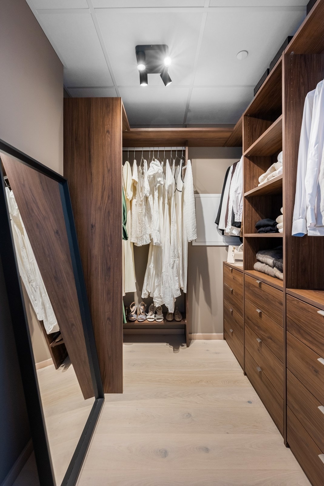 Fra soverommet er det direkte adkomst til en praktisk walk-in-garderobe. Galleribilde