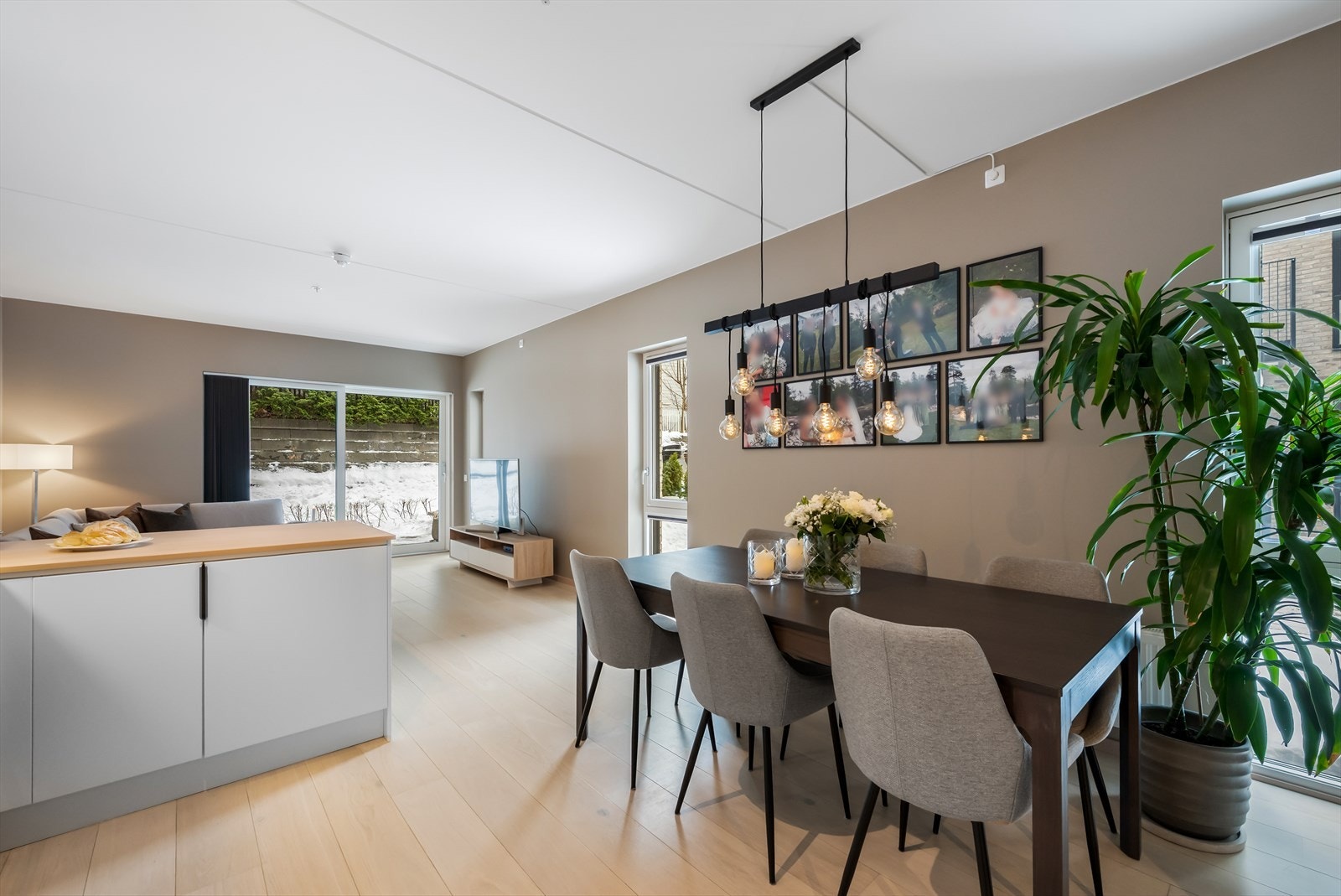 Det er god plass til et stort spisebord for hyggelige sammenkomster. Galleribilde