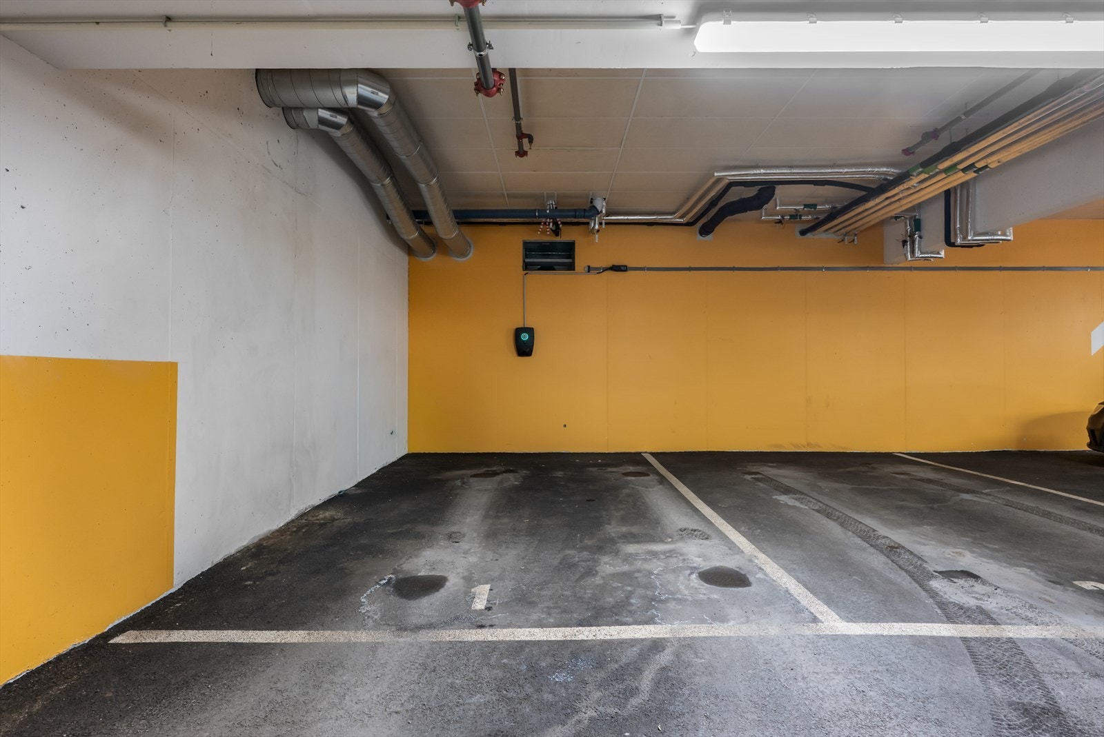 Det medfølger en fast parkeringsplass i felles garasjeanlegg i kjelleren. Galleribilde