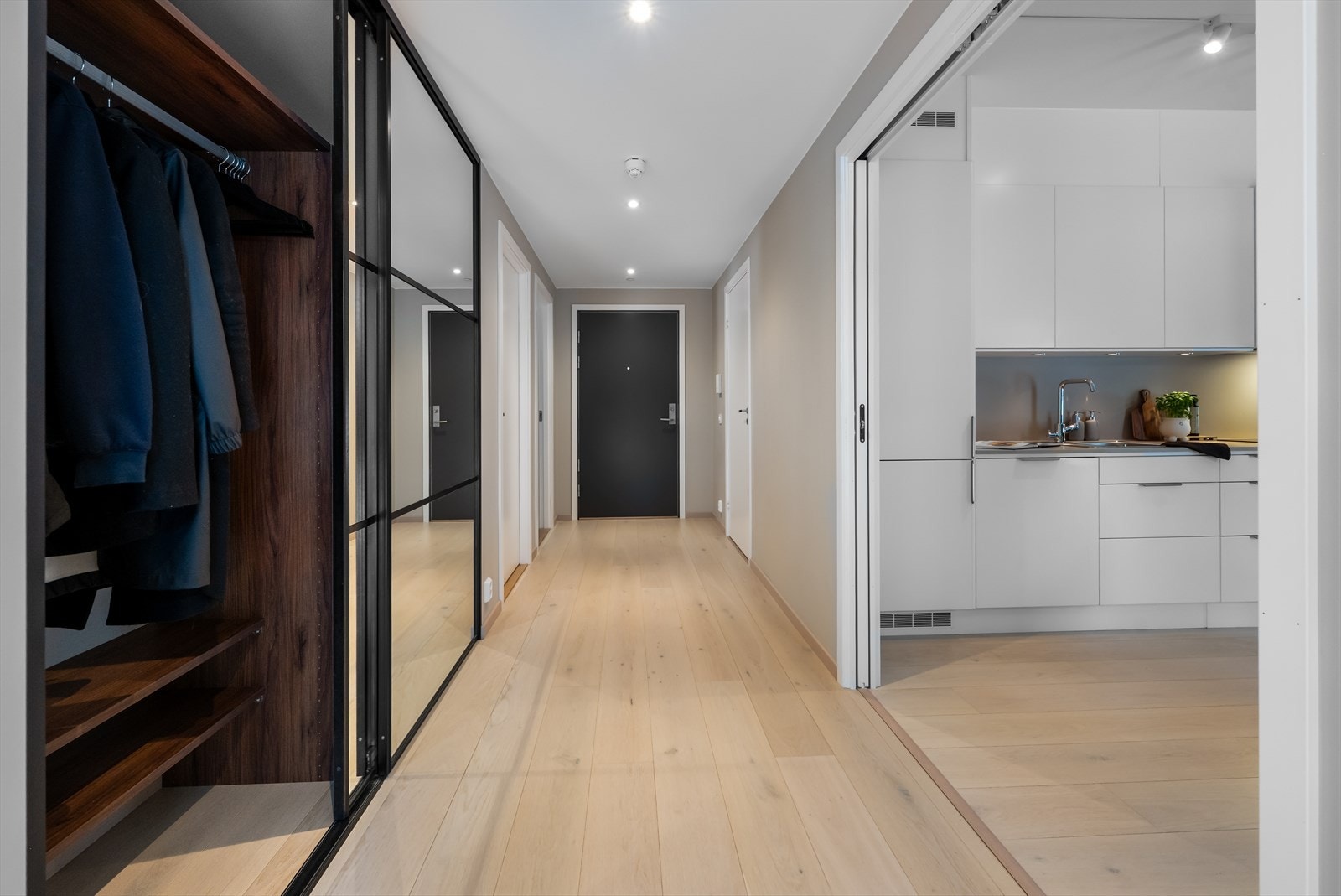 Velkommen inn i en romslig entré som gir et godt førsteinntrykk. Galleribilde