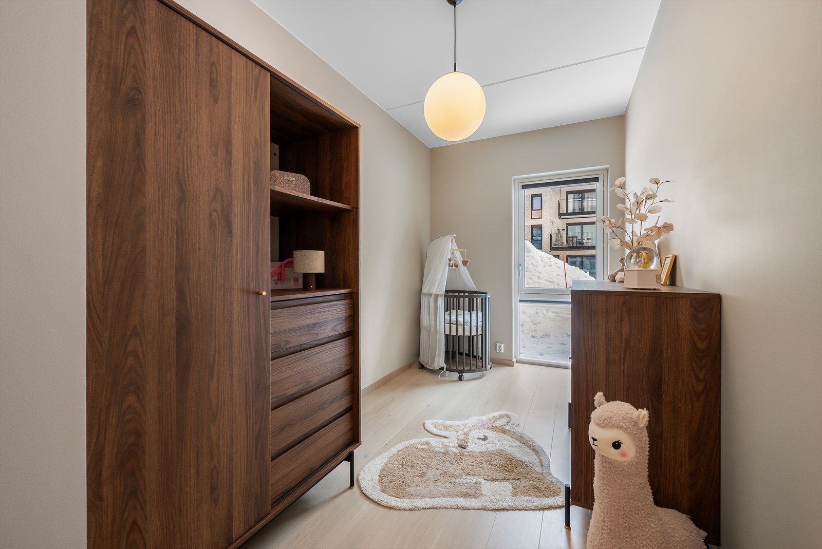 Også her er det parkett på gulv og malte vegger. Galleribilde