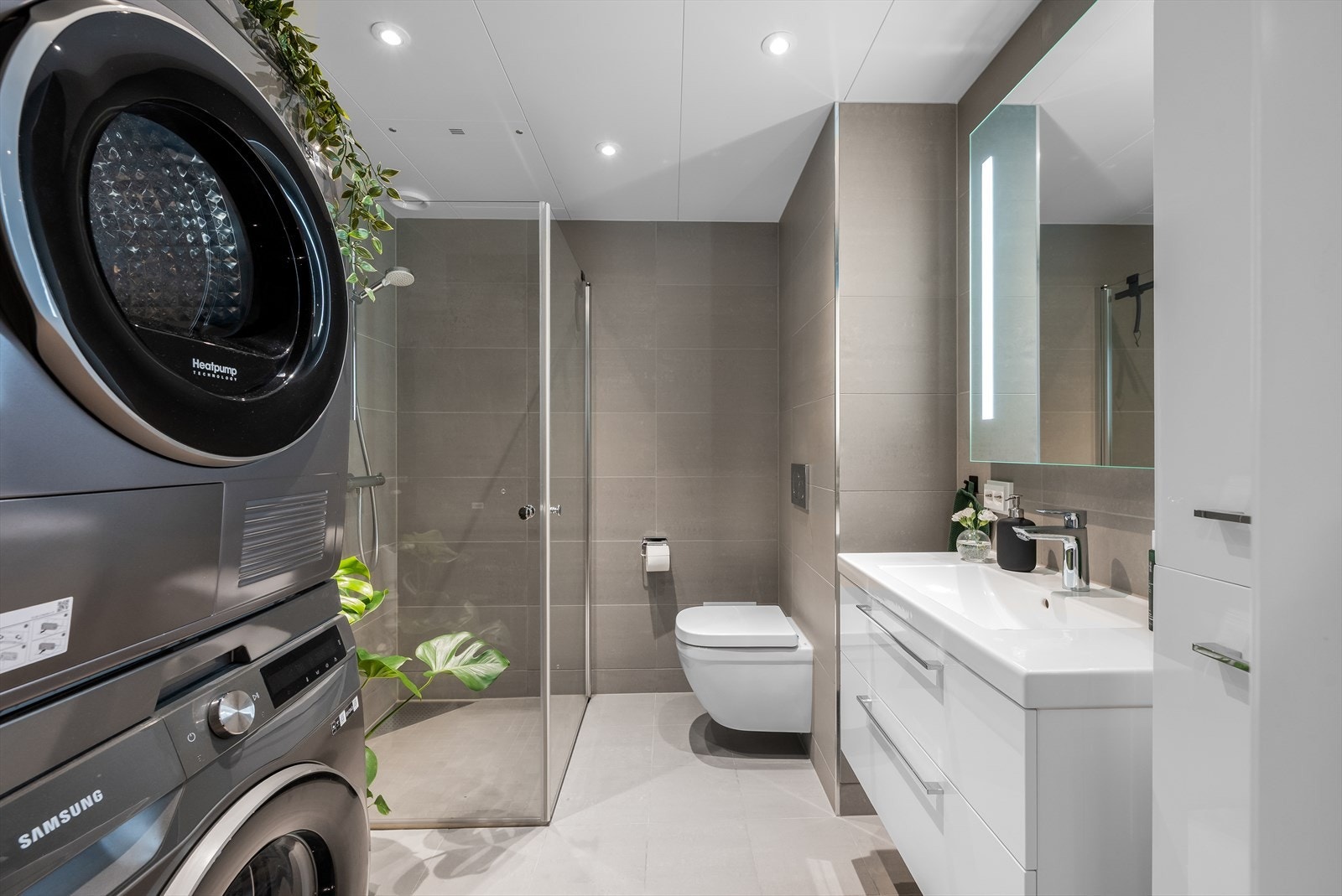 Det andre badet har adkomst fra gangen og er utstyrt med opplegg for vaskemaskin. Galleribilde