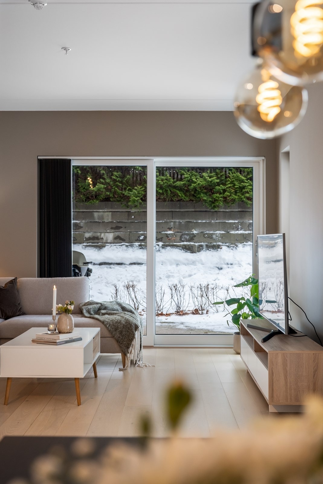 Skyvedøren i malt tre visker ut skillet mellom inne og ute på varme dager. Galleribilde