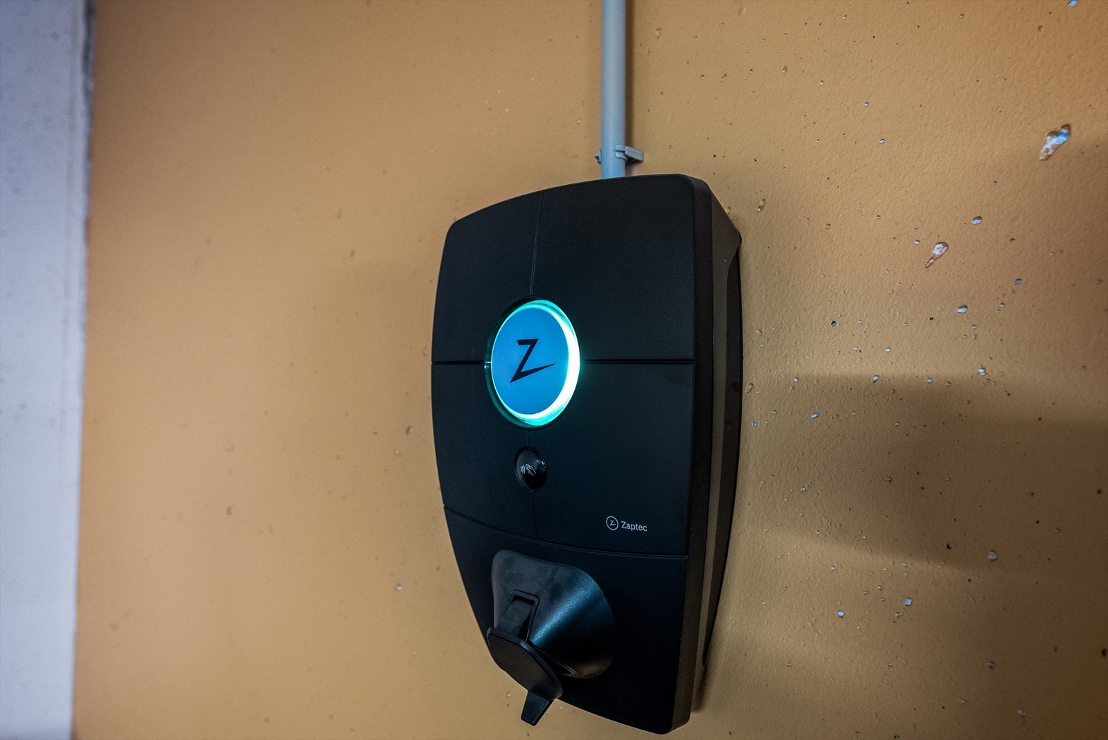 Garasjeplassen er utstyrt med egen lader for elbil. Galleribilde