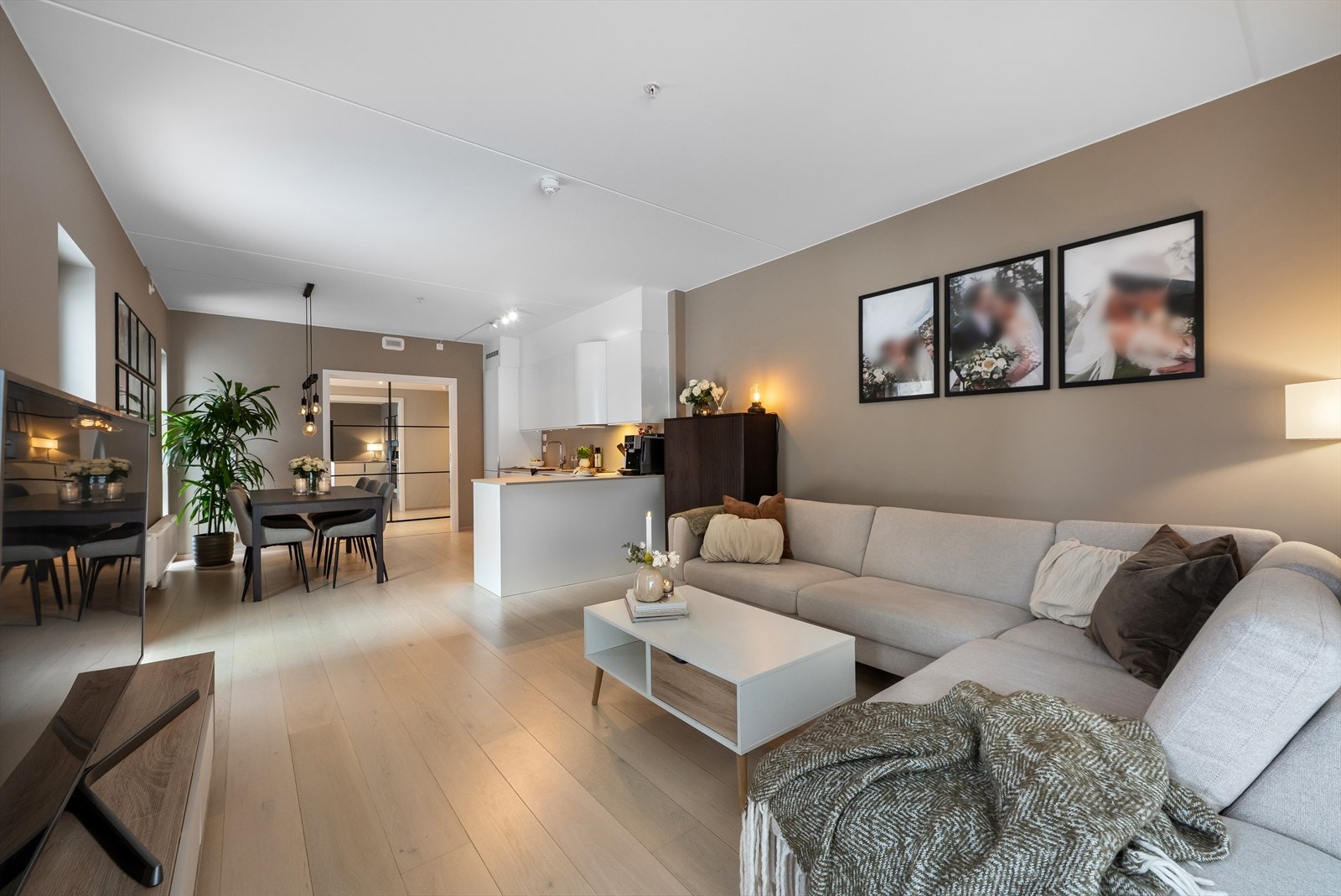 Malin Bruer ved DNB Eiendom ønsker deg velkommen til Segelckes vei 4 - En lekker 4-roms leilighet fra 2021 med åpen stue- og kjøkkenløsning. Galleribilde