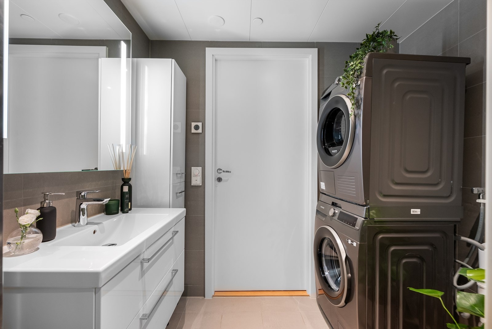 Også dette badet har vannbåren gulvvarme, vegghengt toalett og baderomsinnredning. Galleribilde