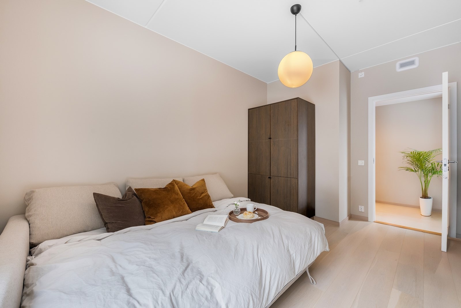 Soverom nummer to er på ca. 10,6 m² og egner seg godt som barnerom eller kontor. Galleribilde