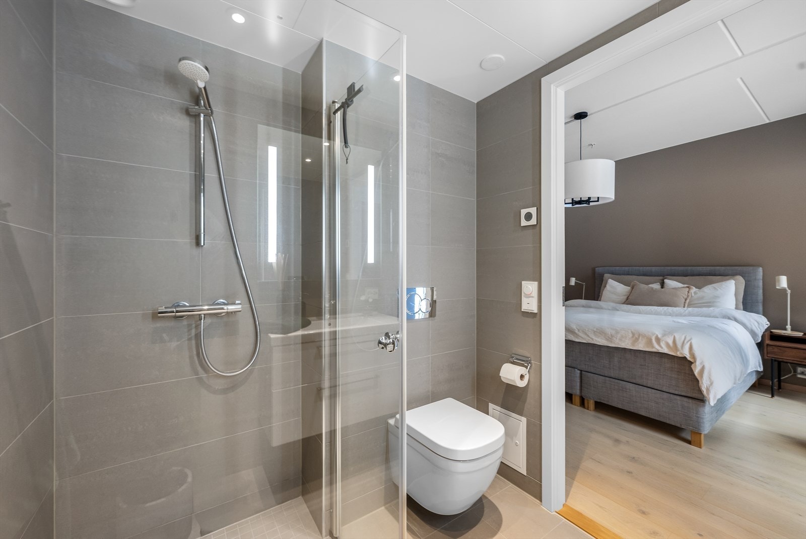 Leiligheten har to bad, hvorav dette er tilknyttet hovedsoverommet. Galleribilde