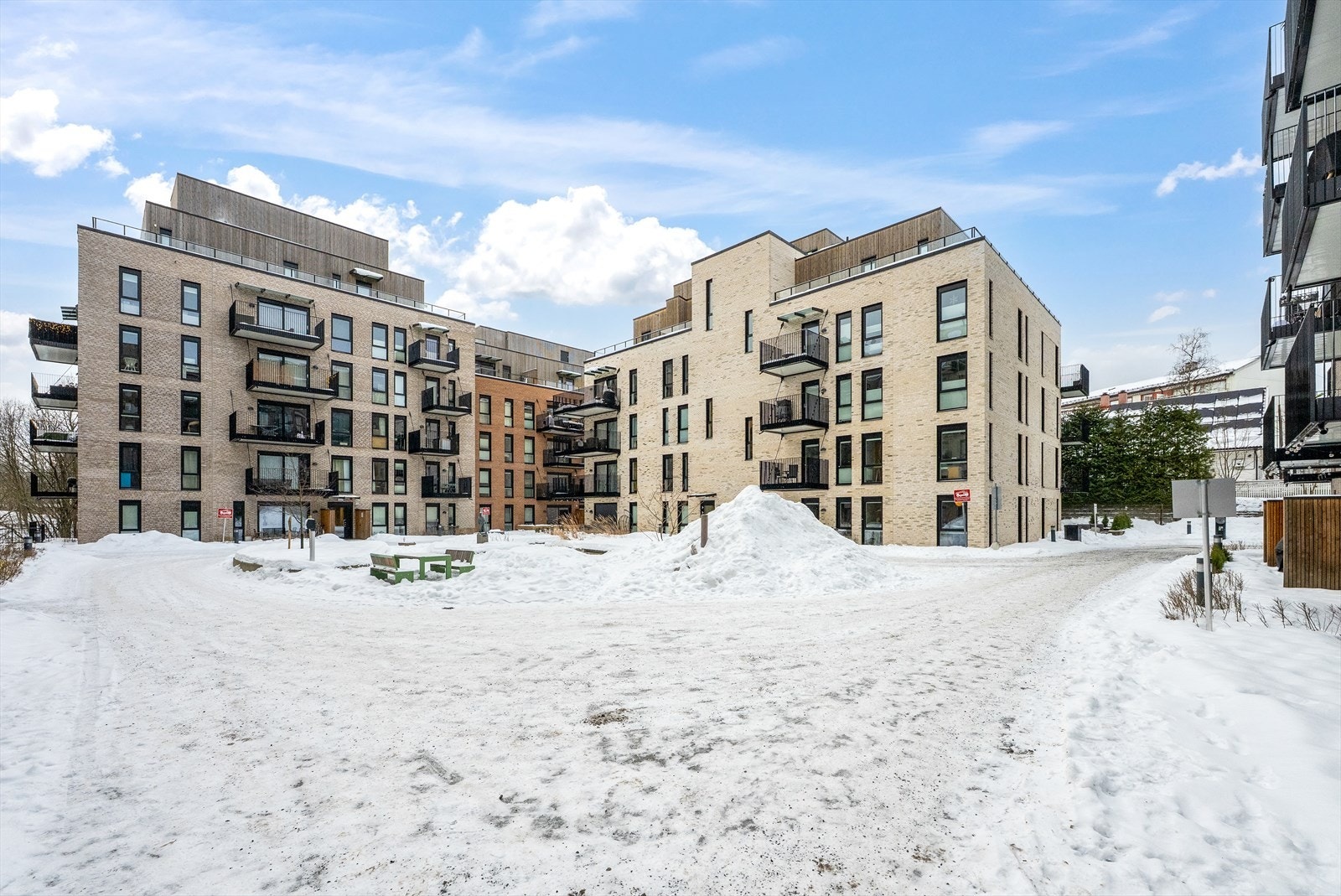 Bygget fra 2021 har en moderne fasade med teglstein og panel. Galleribilde