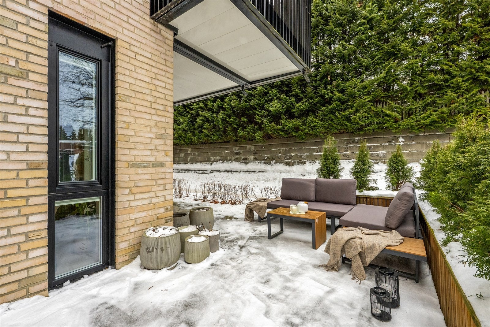 Den andre markterrassen på 7 m² har utgang fra hovedsoverommet og delvis overbygg. Galleribilde