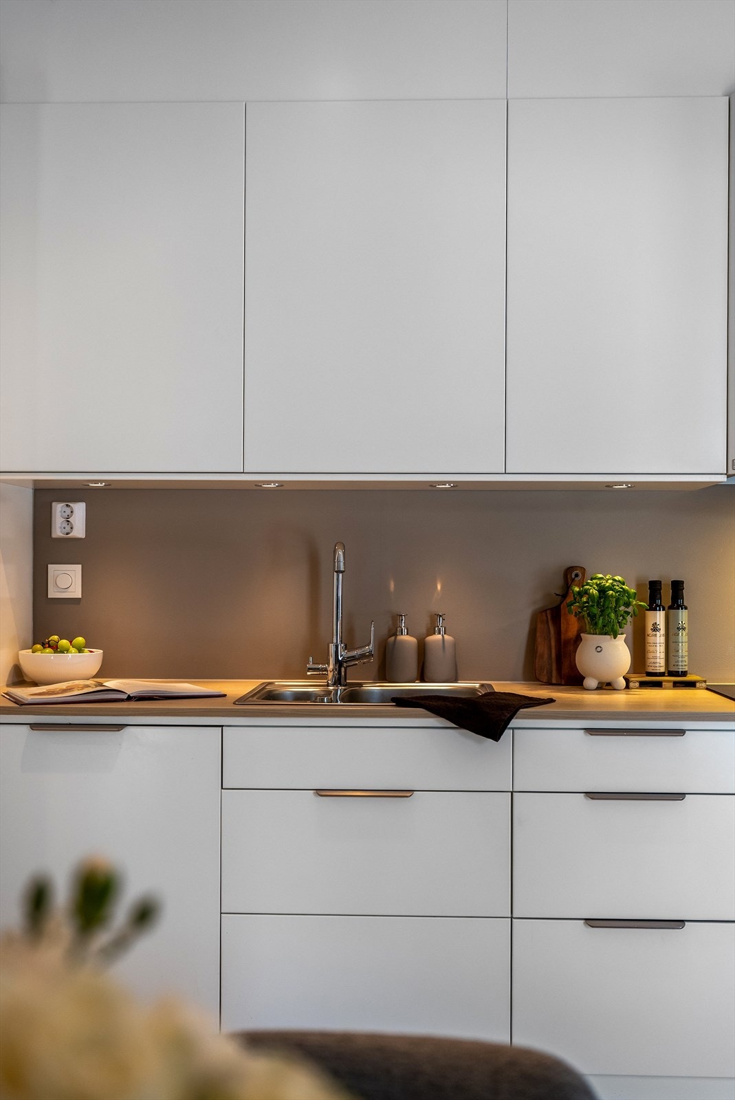 Detaljer fra kjøkkenet med underlimt vask i stål. Galleribilde