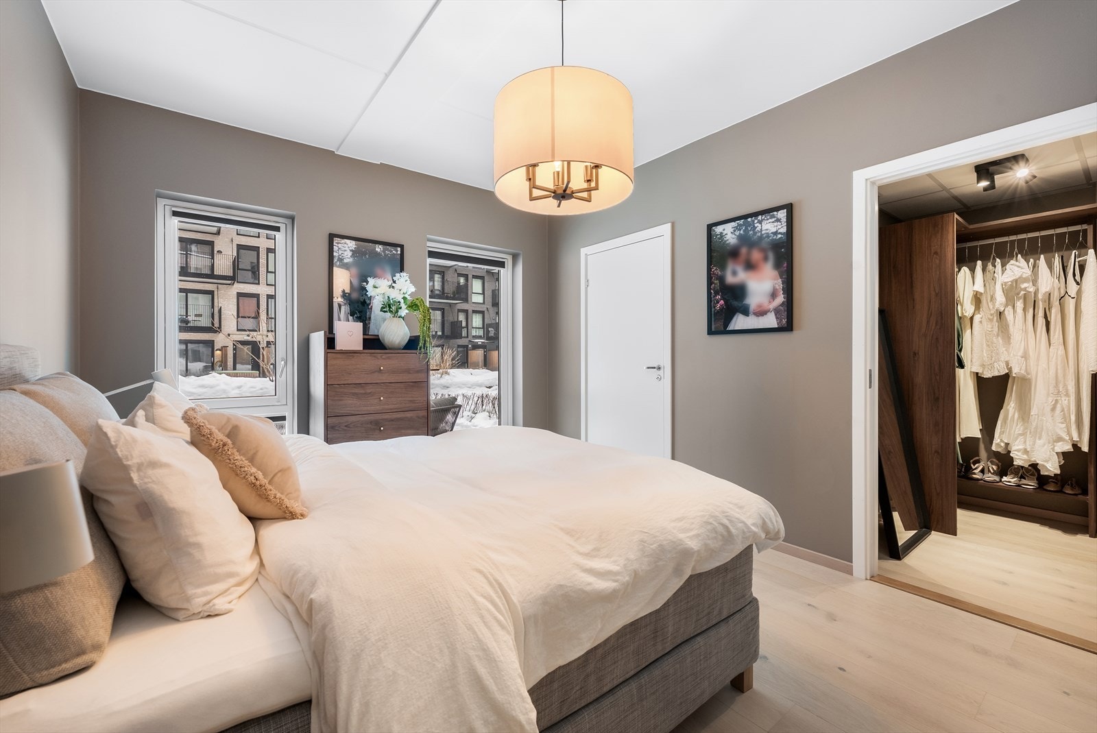 Hovedsoverommet på 14 m² har eget bad, walk-in-garderobe og utgang til egen markterrasse. Galleribilde