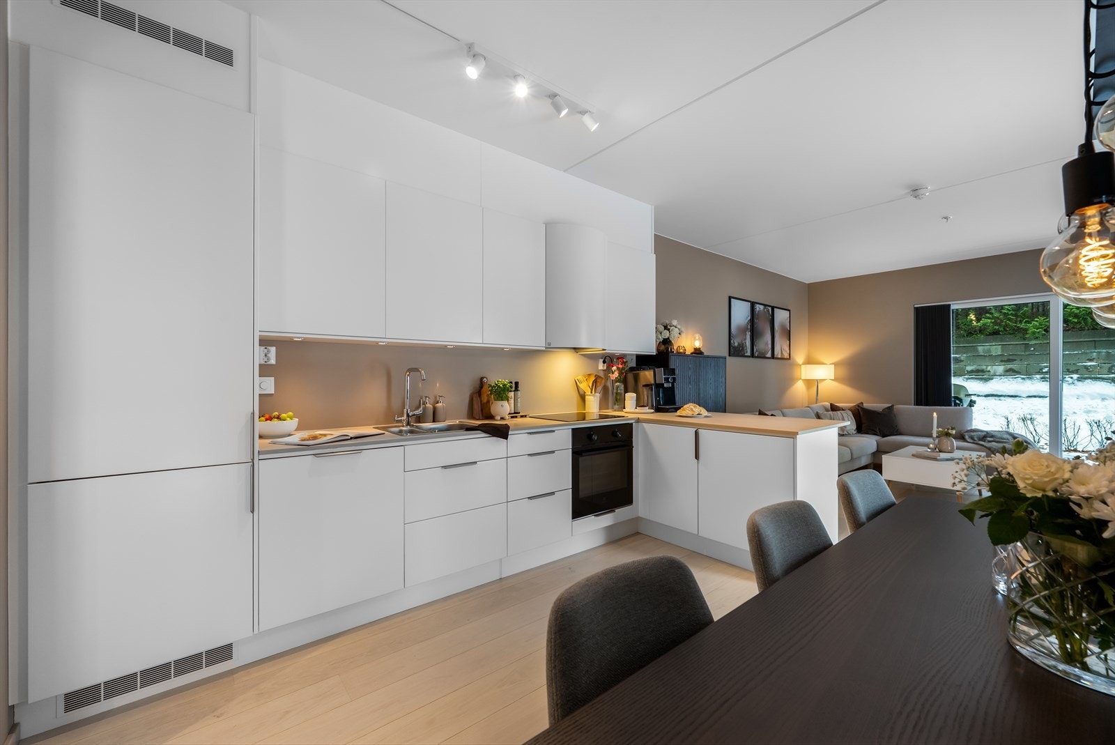 Kjøkkenet er velutstyrt med integrerte hvitevarer og god skap- og benkeplass. Galleribilde