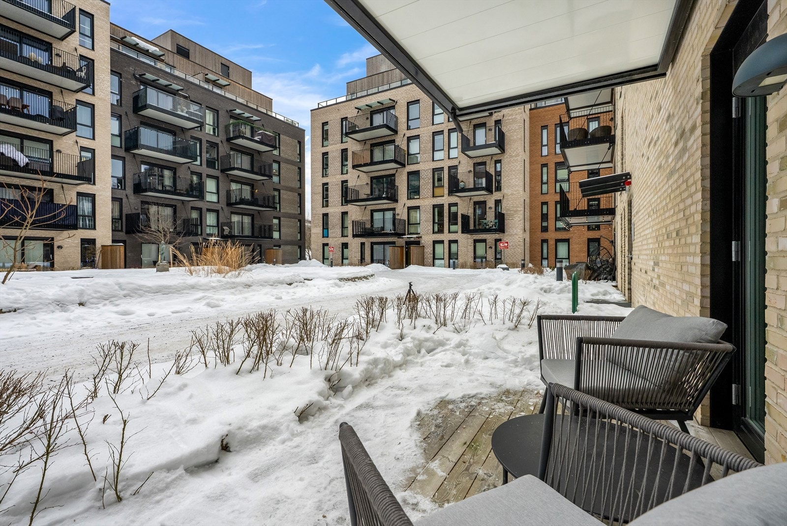 Uteområdene er pent opparbeidet med grøntarealer mellom bebyggelsen. Galleribilde