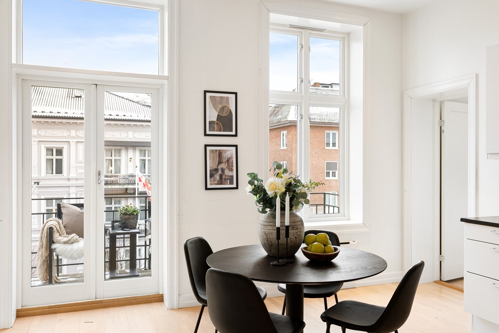 De store vindusflatene sikrer godt med naturlig lys. Vinduer og balkongdør er fra 2012. Galleribilde