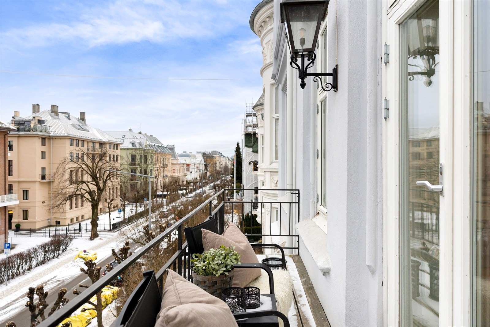 Balkongen er på 7 kvm og har plass til utemøbler. Galleribilde