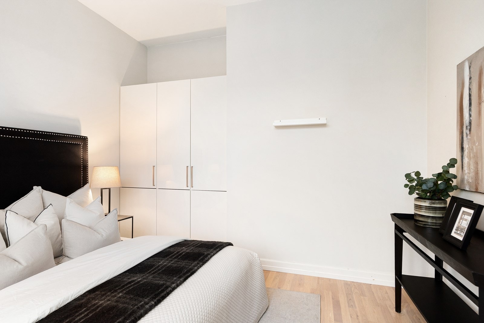 Her er det også plass til garderobeskap og annet møblement. Galleribilde