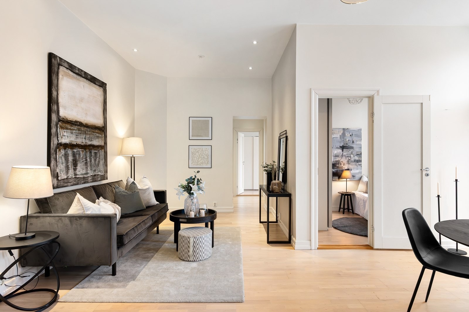 I stuen er det god plass til sofa og tilhørende møblement. Galleribilde