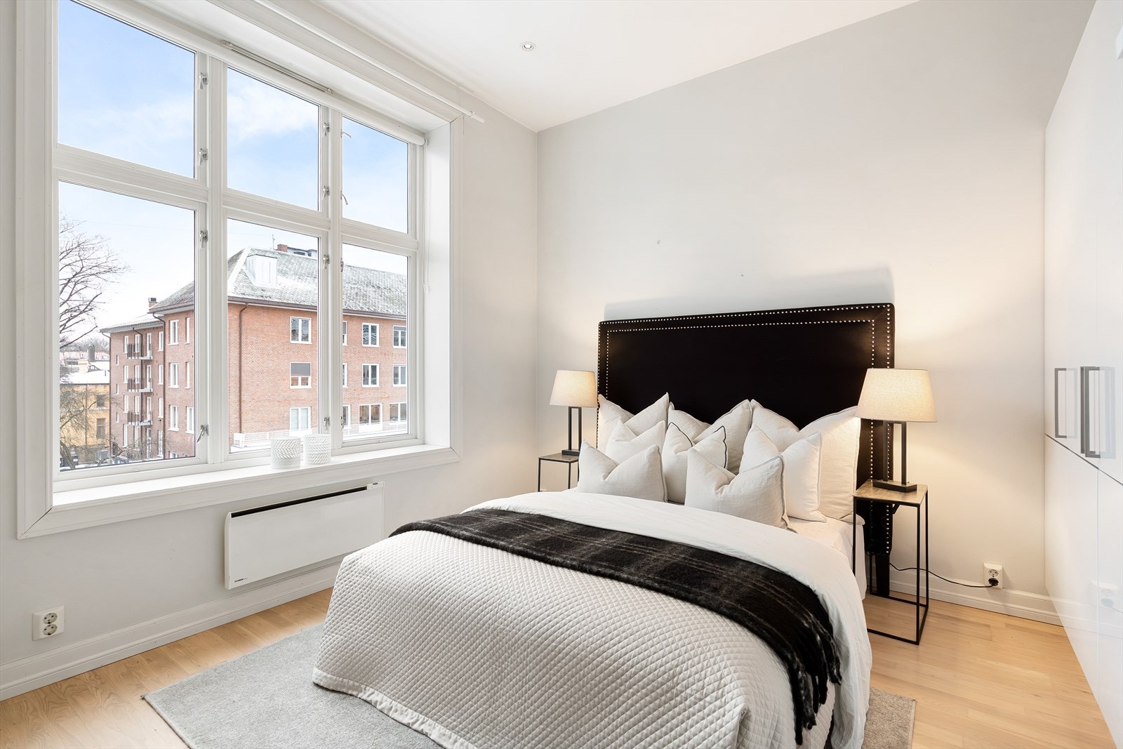 Romslig soverom med god plass til dobbeltseng. Galleribilde