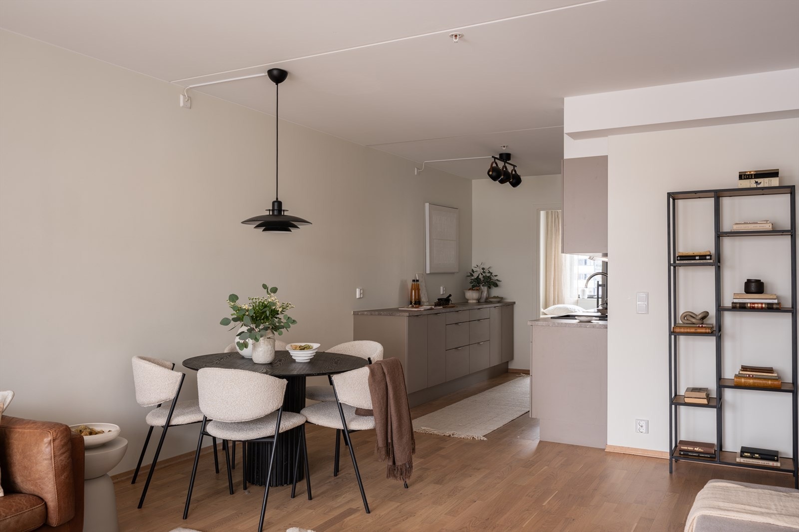 Praktisk soneinndeling med spiseplass i tilknytning til både stue og kjøkken. Galleribilde