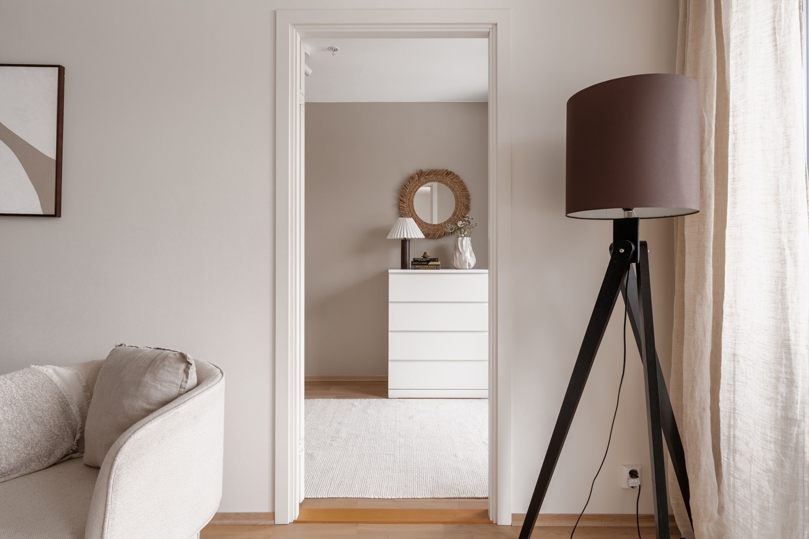 Praktisk plassert i tilknytning til stuen. Galleribilde