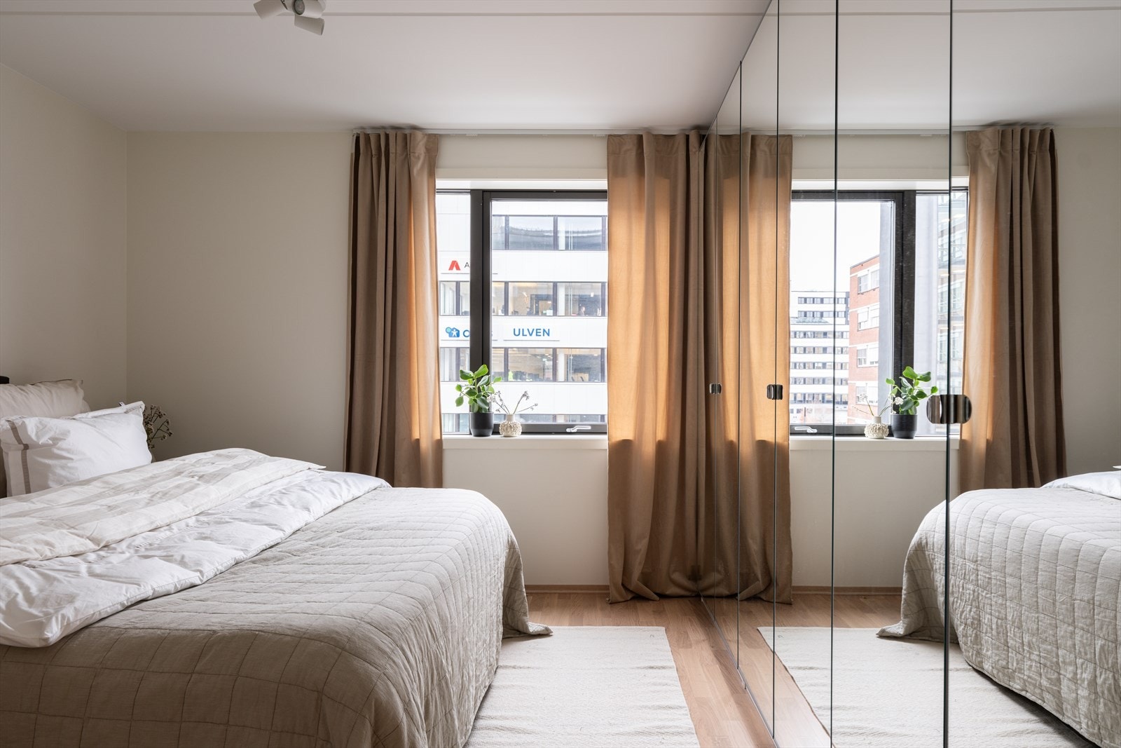 Store garderobeskap med speilfronter gir rikelig med oppbevaring og en god romfølelse. Galleribilde