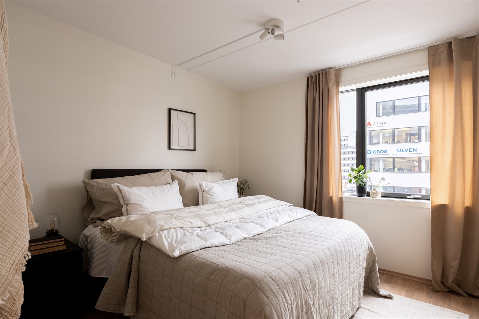 Hovedsoverommet er romslig med god plass til dobbeltseng og garderobeløsning. Galleribilde