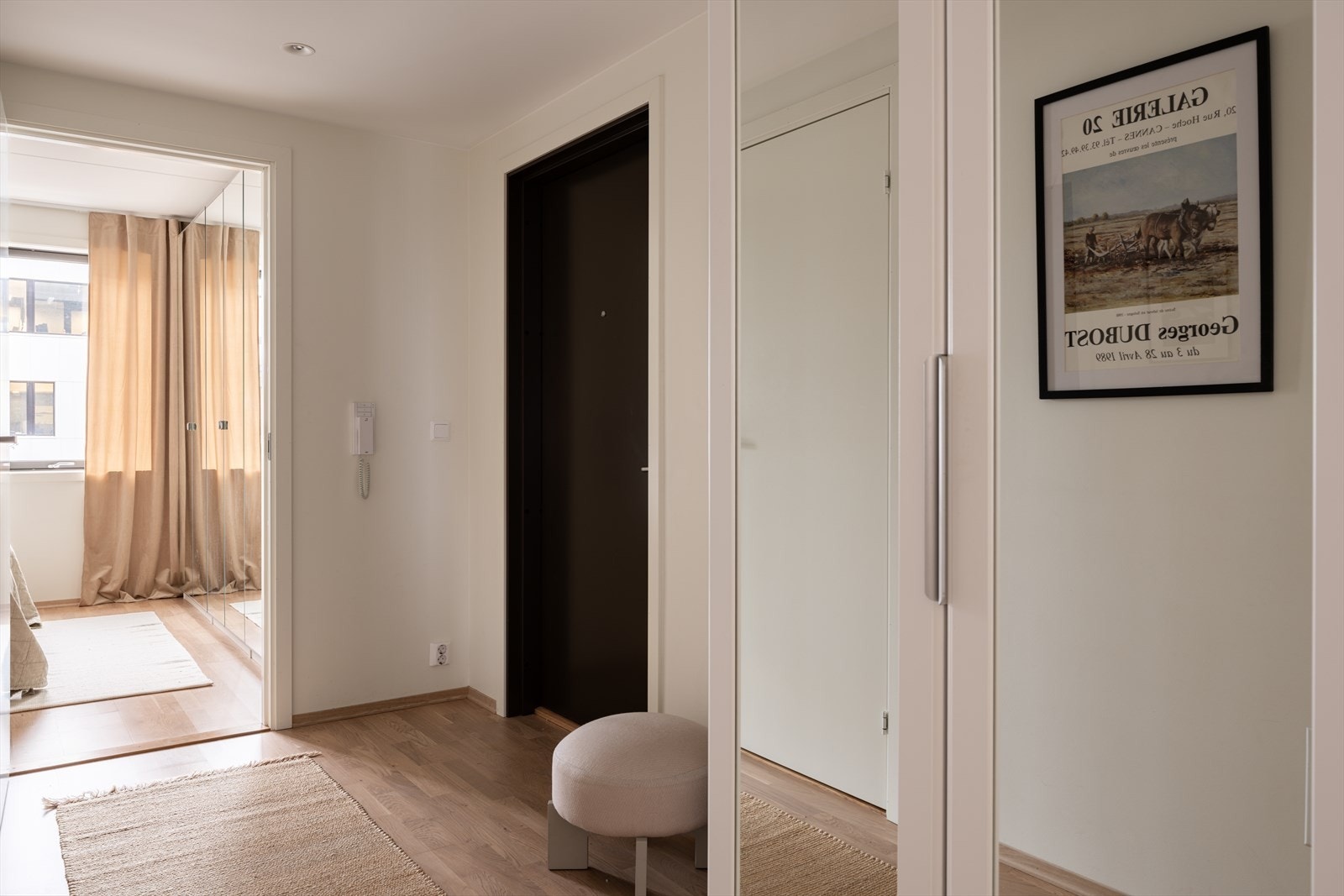 God plass til garderobeløsning for effektiv oppbevaring av yttertøy. Galleribilde