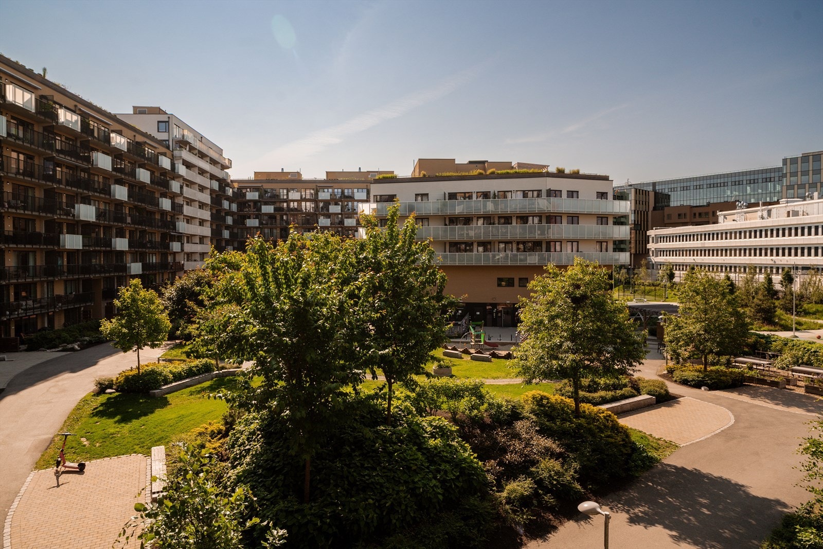 I bakgården er det opparbeidet sittegrupper, grønn beplantning og lekeområder til barn. Galleribilde