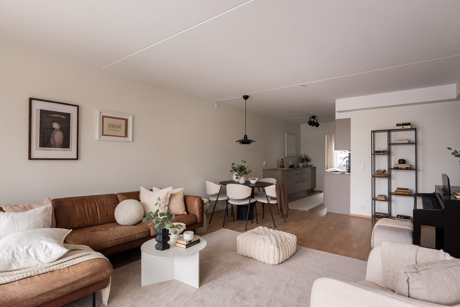 Stue og kjøkken ligger i åpen løsning, men kjøkkenet er trukket inn i egen nisje som gir en mer "separat" følelse og naturlige soneinndelinger. Galleribilde