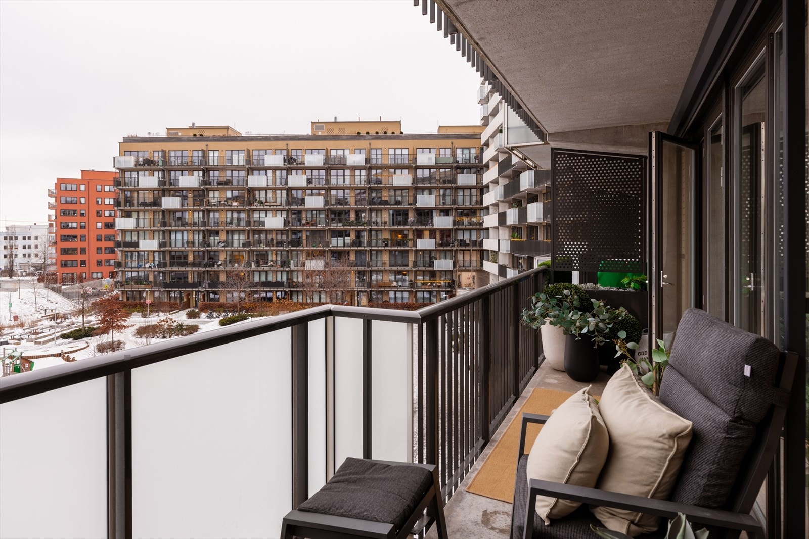 Balkongen er utstyrt med både stikkontakt og belysning. Galleribilde