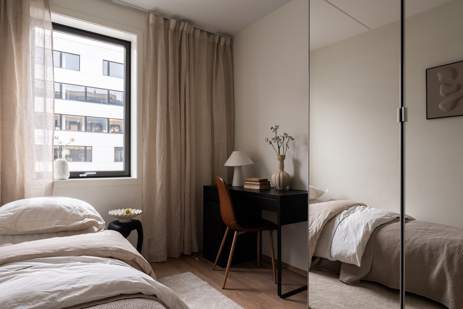 Leilighetens andre soverom egner seg godt som barnerom, gjesterom eller kontor. Galleribilde