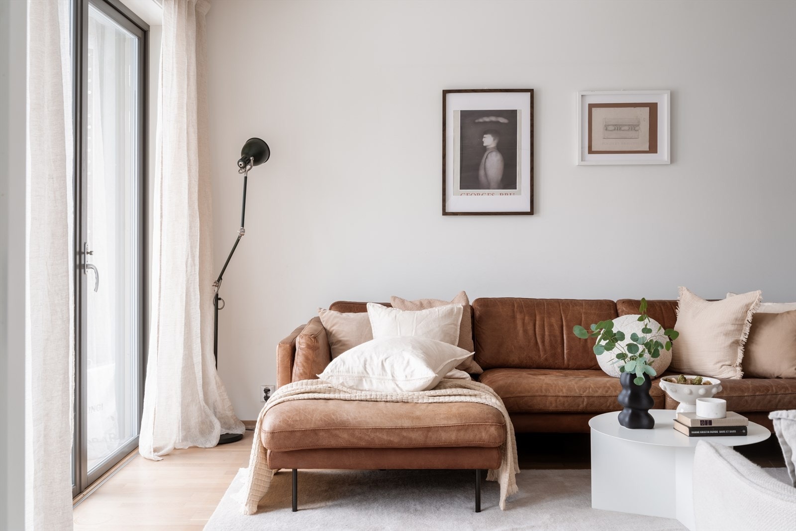 Rommet har en takhøyde på 250 cm, som bidrar til en luftig atmosfære. Galleribilde