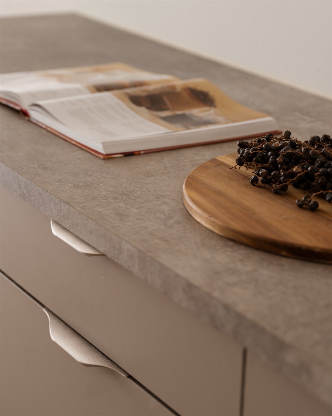 Kjøkkenet er utstyrt med induksjonstopp og innebygget stekeovn. Galleribilde