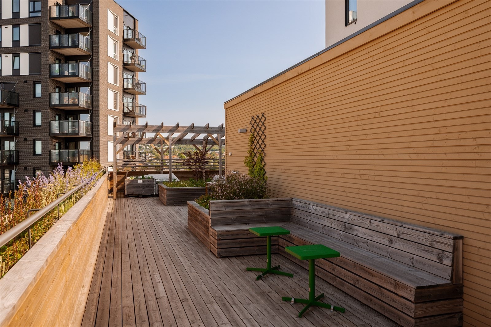 Sitteplass under pergola på takterrassen som tillater mange hyggelige sammenkomster. Galleribilde