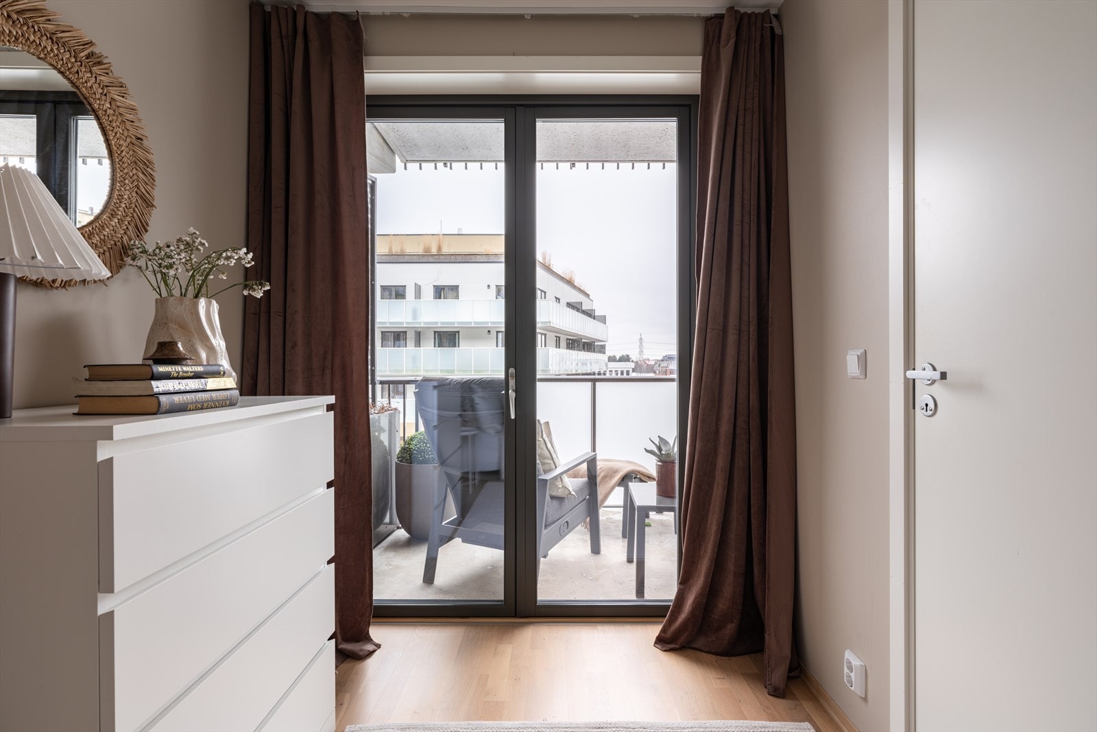 Fra dette soverommet er det også utgang til den sydvestvendte balkongen. Galleribilde