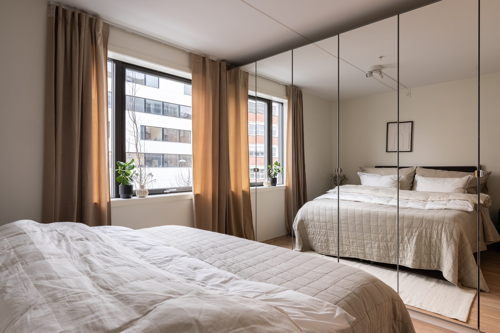 Som de øvrige soverommene har også dette rommet 3-stavs parkett på gulvet. Galleribilde