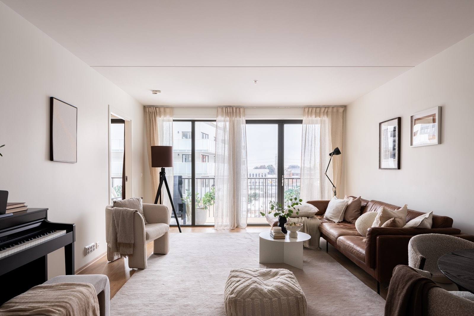 Store vindusflater fra gulv til tak gir masse naturlig lys til boligen. Galleribilde