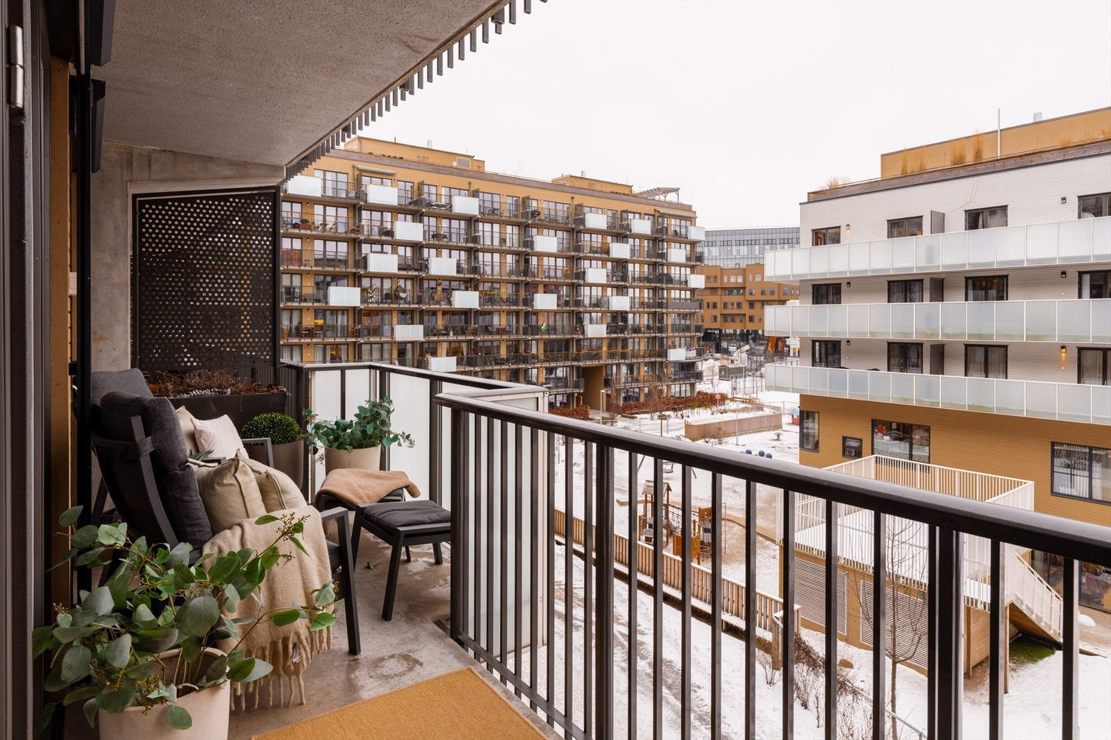 Den sydvestvendte balkongen på 9 m² er en fin forlengelse av stuen. Galleribilde