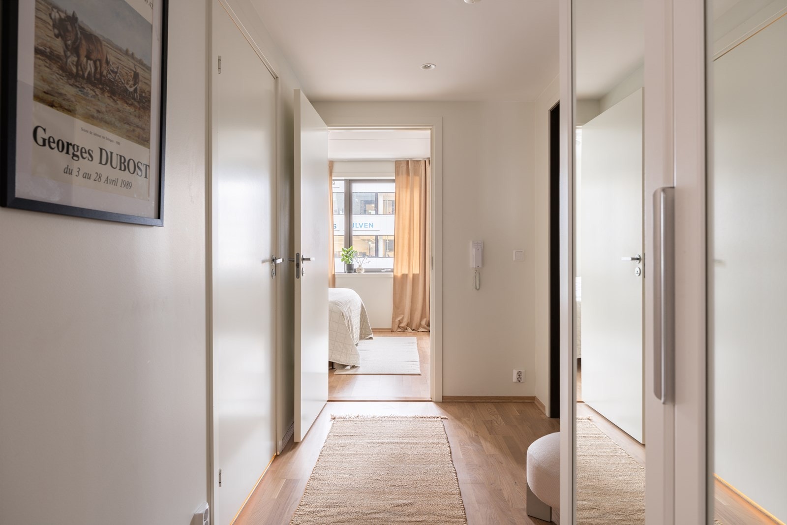 Fra entreen er det direkte tilgang til leilighetens øvrige rom. Galleribilde