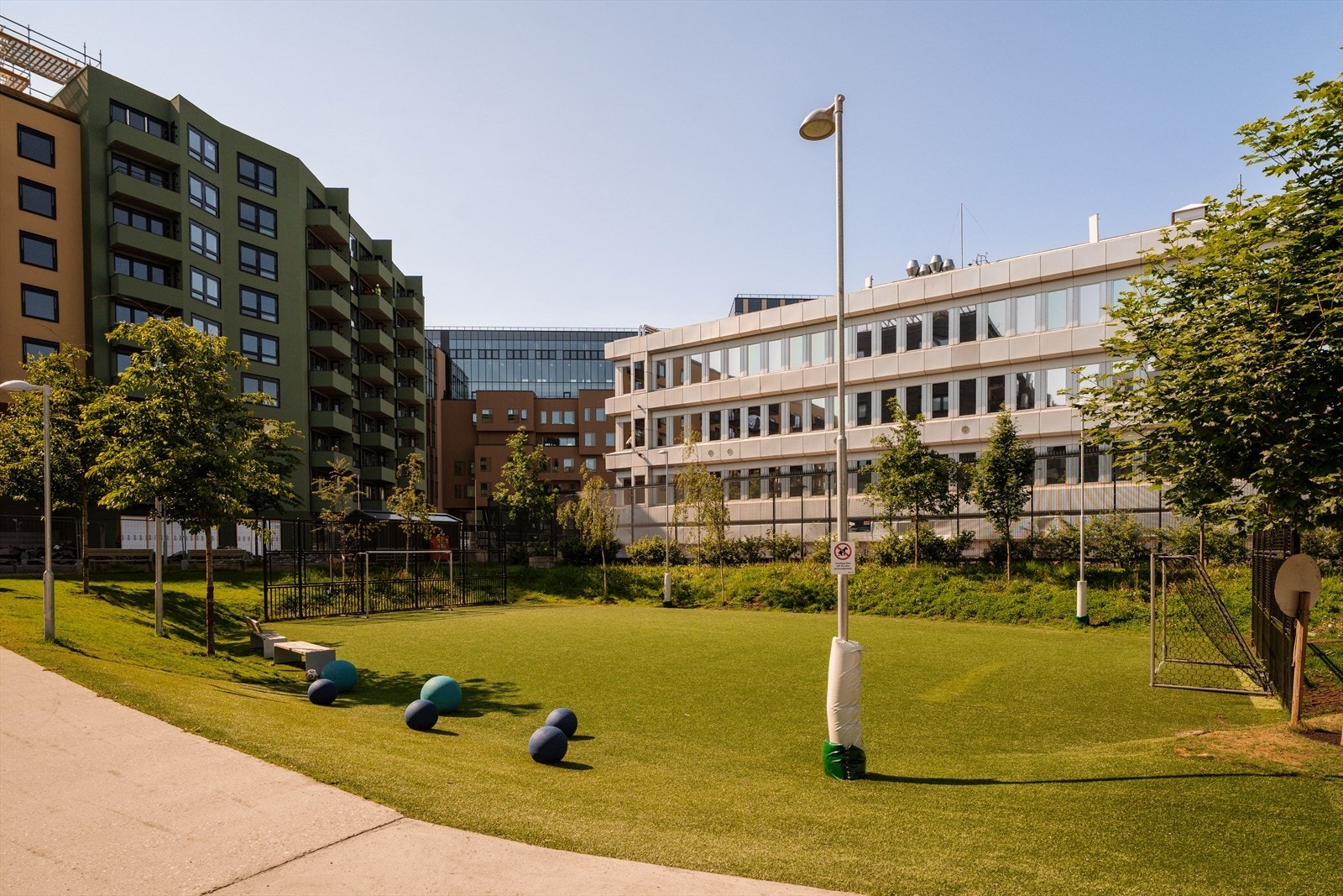 Boligen har en attraktiv og sentral beliggenhet på Ulven, med kort vei til både servicetilbud, offentlig transport og fine turområder. Galleribilde