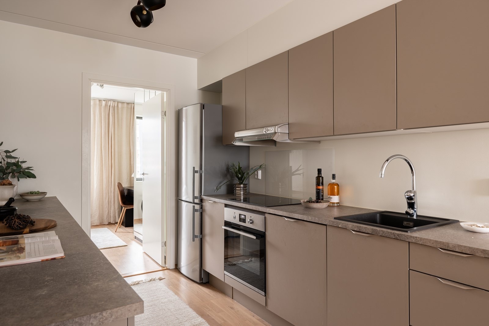 Stilrent kjøkken fra HTH med glatte fronter og integrerte hvitevarer. Galleribilde